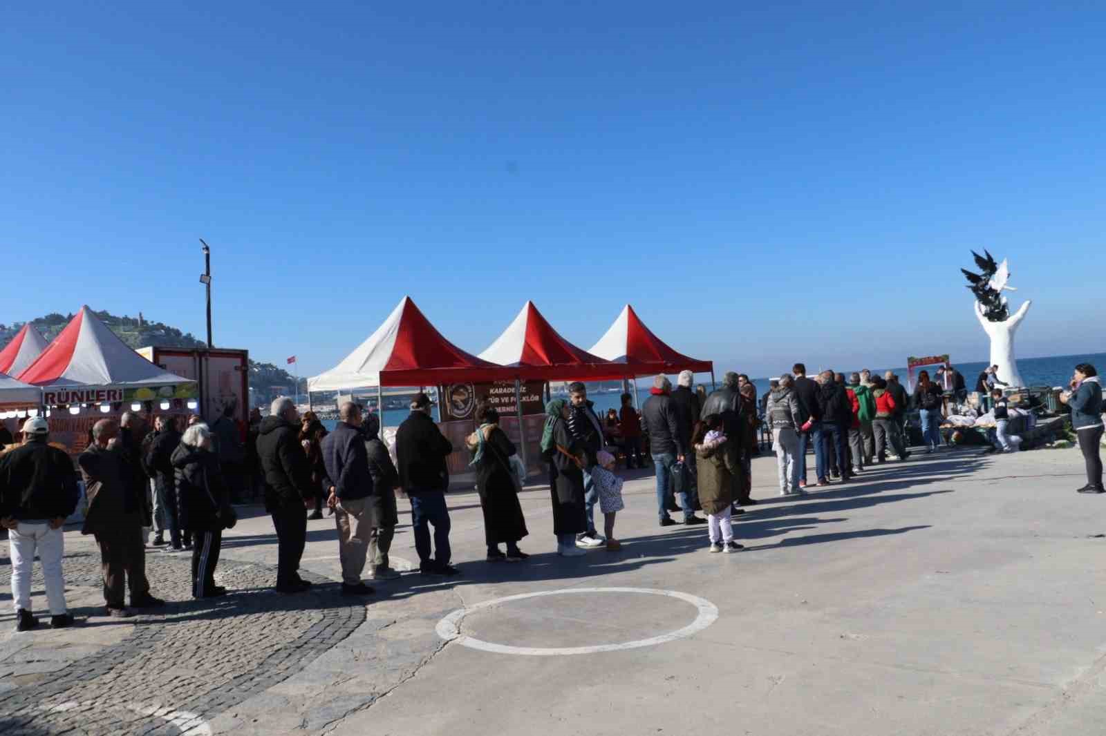 Kuşadası’nda Karadeniz rüzgarı esti
