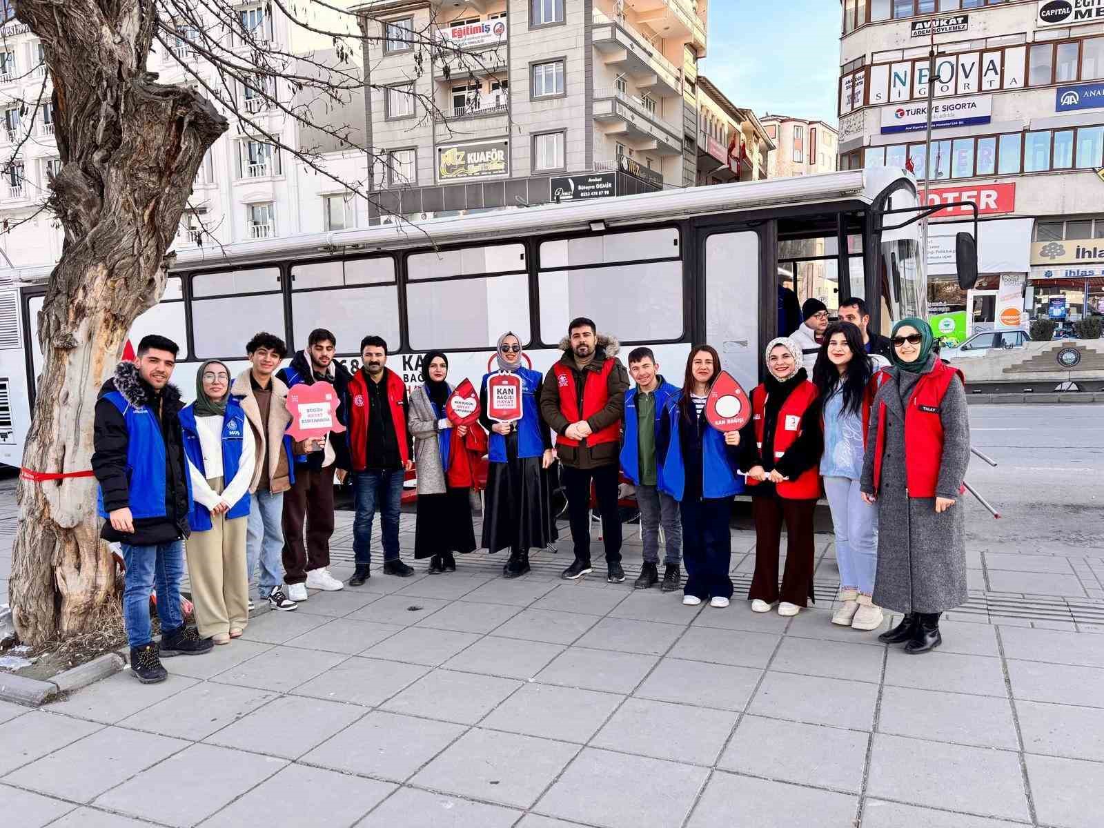 Gençlik liderleri ve gönüllü gençlerden kan bağışına destek
