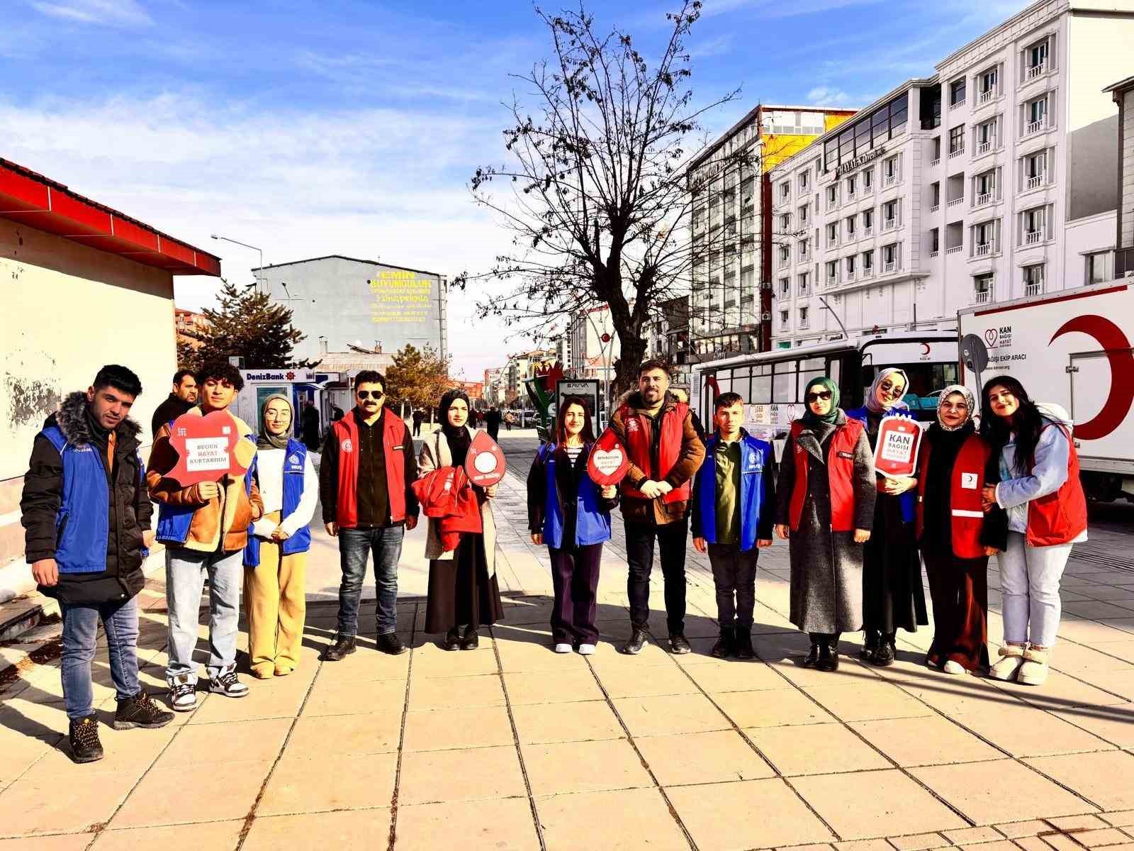 Gençlik liderleri ve gönüllü gençlerden kan bağışına destek
