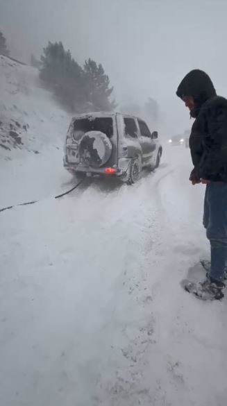 Sahara Geçidi’nde yoğun kar ve tipi ulaşıma engel oldu
