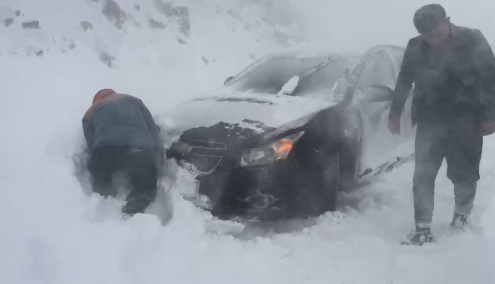 Sahara Geçidi’nde yoğun kar ve tipi ulaşıma engel oldu
