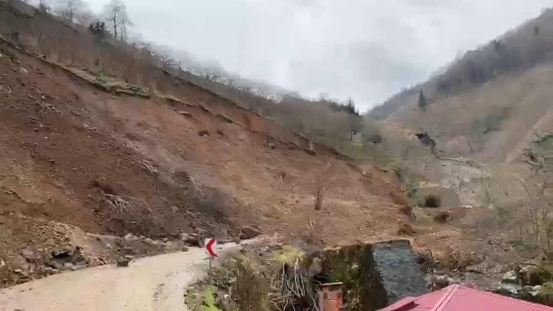 Trabzon’da heyelan anı kamerada
