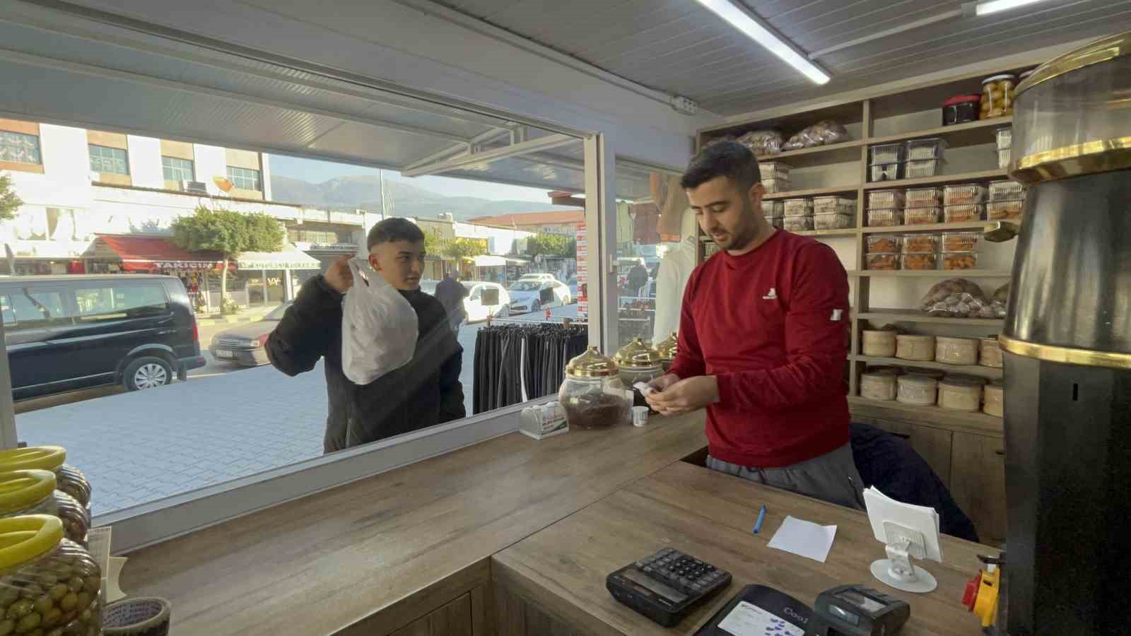 İskenderun’da kurulan prefabrik çarşı 110 depremzede esnafa can suyu oldu
