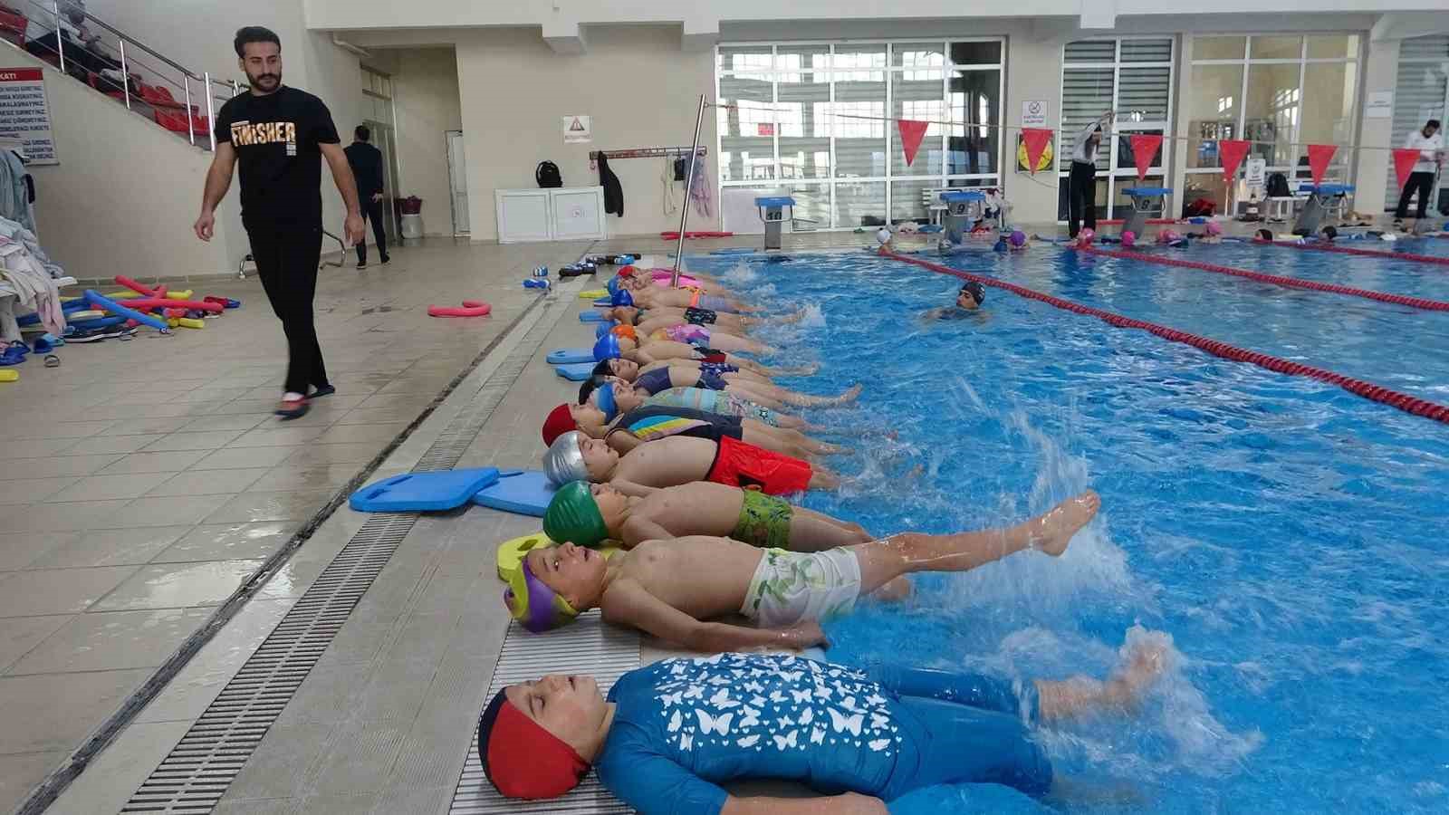 Van Gençlik ve Spor İl Müdürlüğünden öğrencilere karne hediyesi
