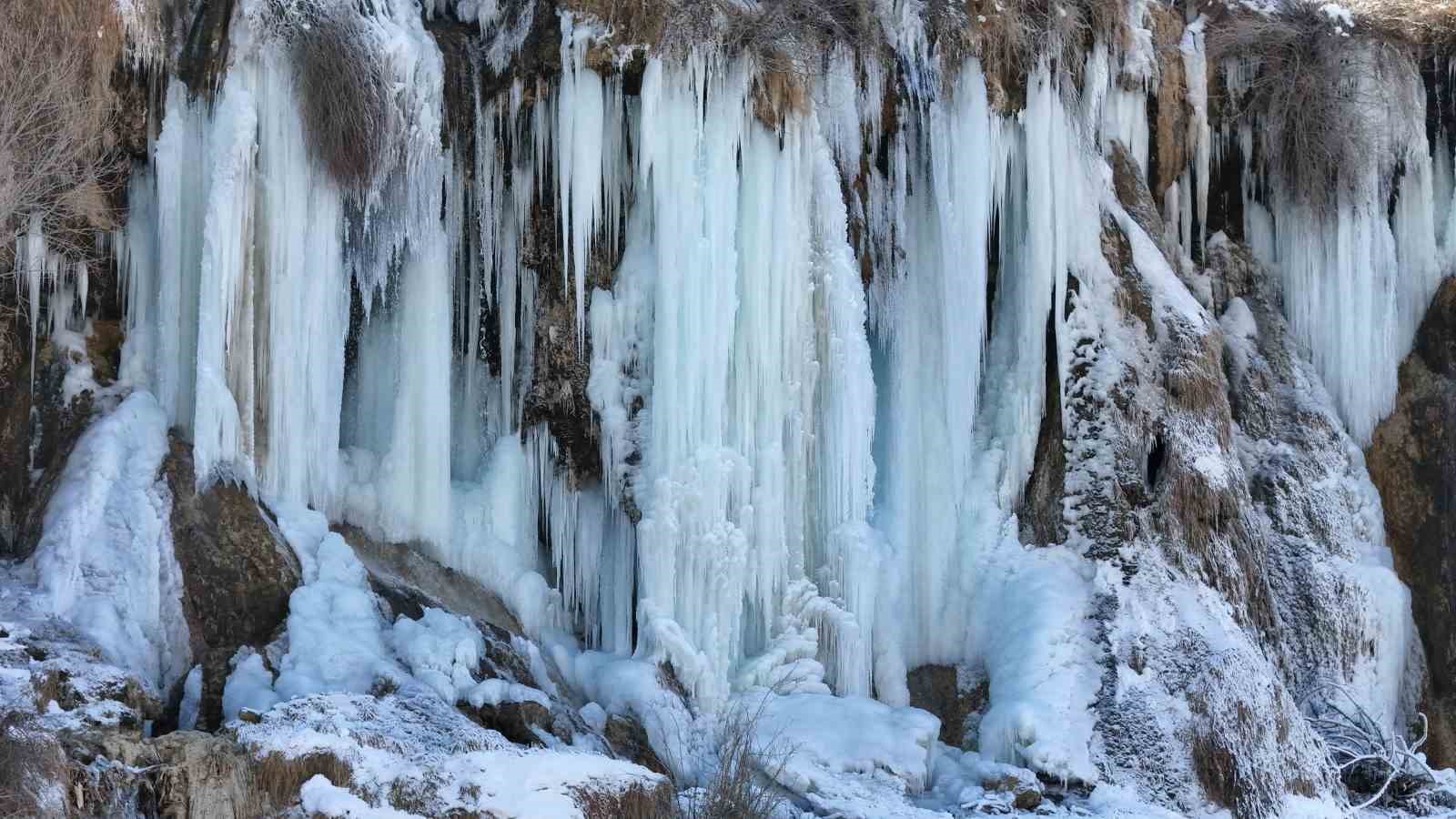 Erzincan’da buz tutan şelale, göl ve göletler havadan görüntülendi
