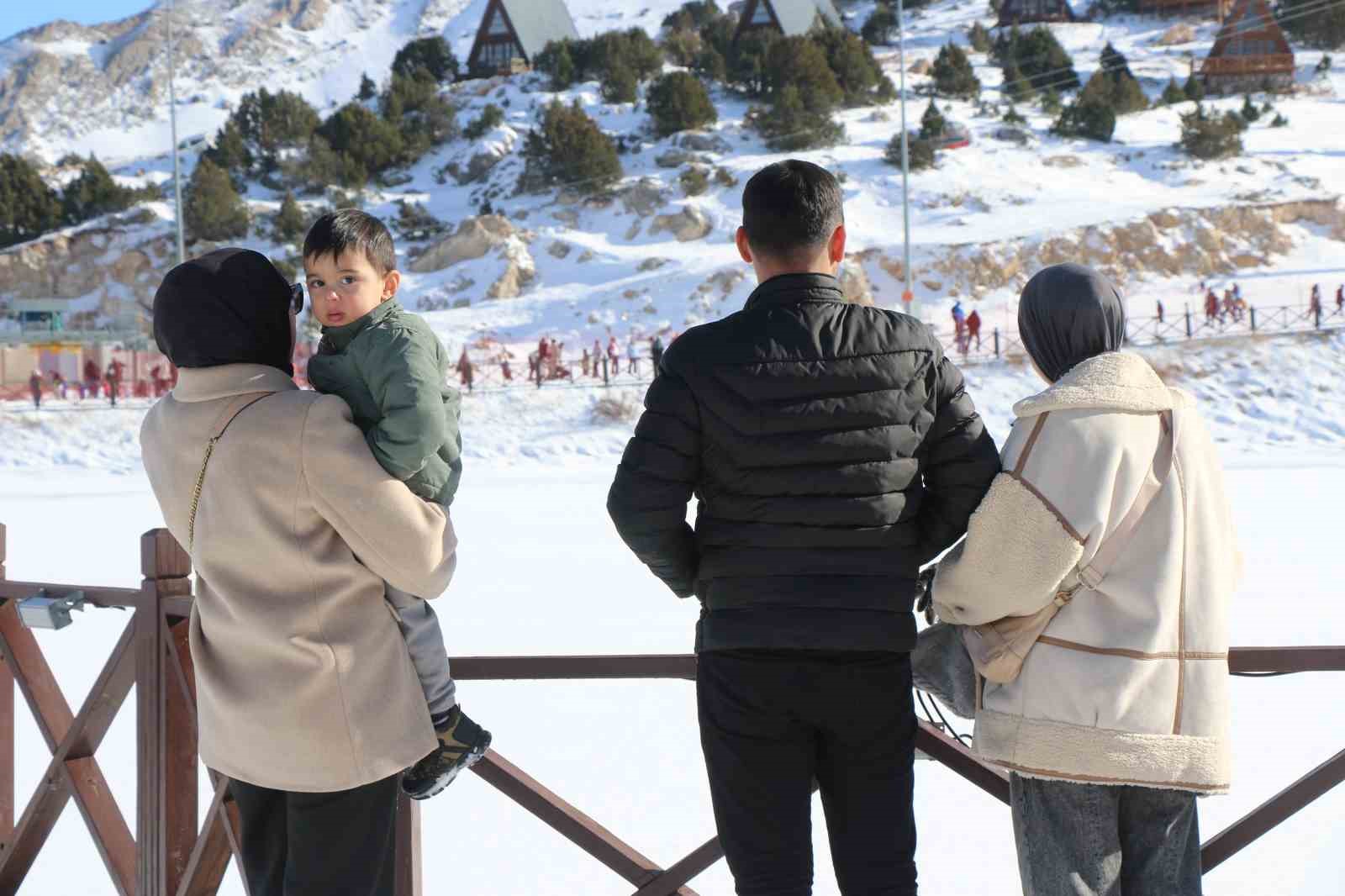 Erzincan’da buz tutan şelale, göl ve göletler havadan görüntülendi
