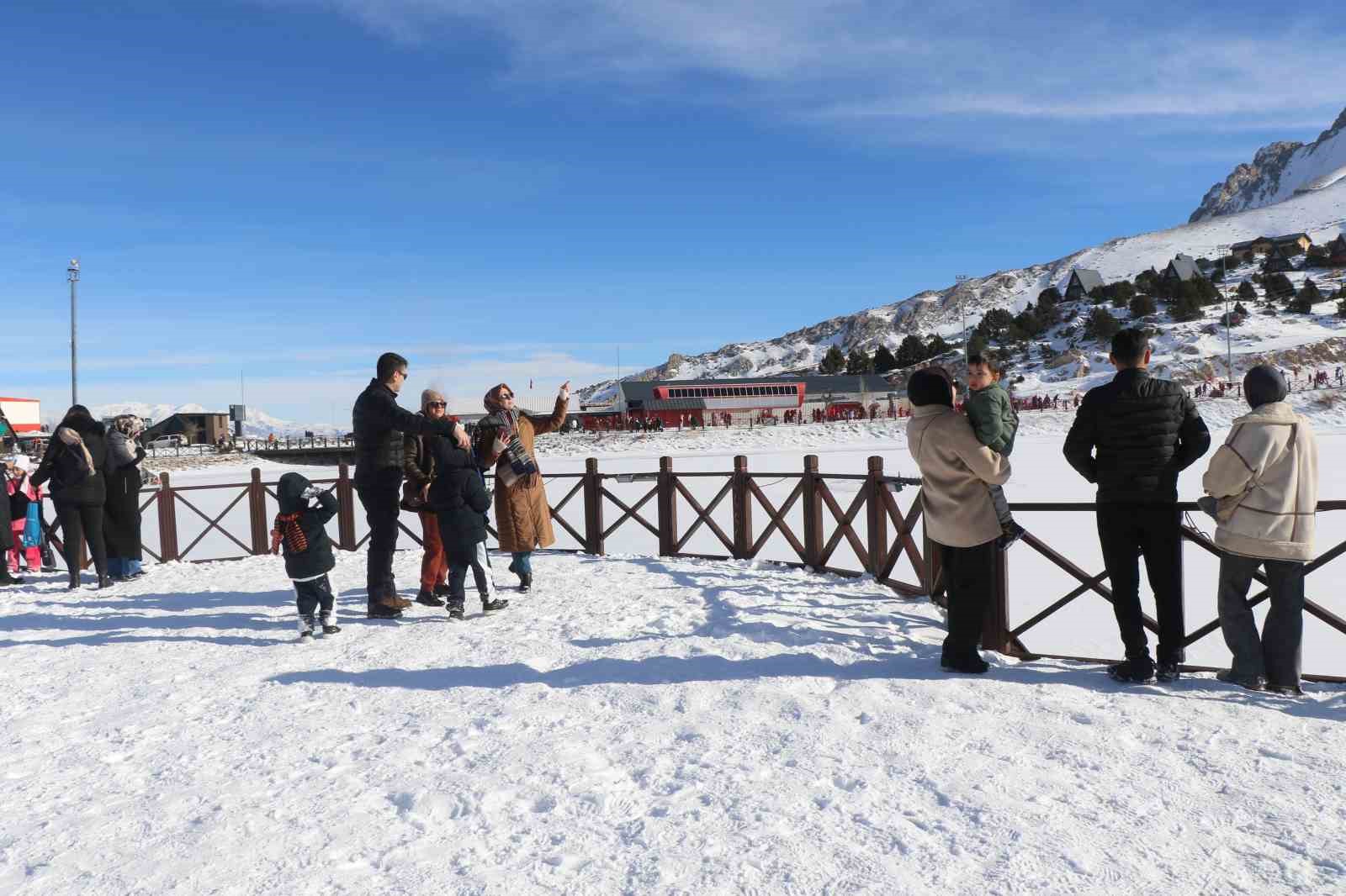 Erzincan’da buz tutan şelale, göl ve göletler havadan görüntülendi
