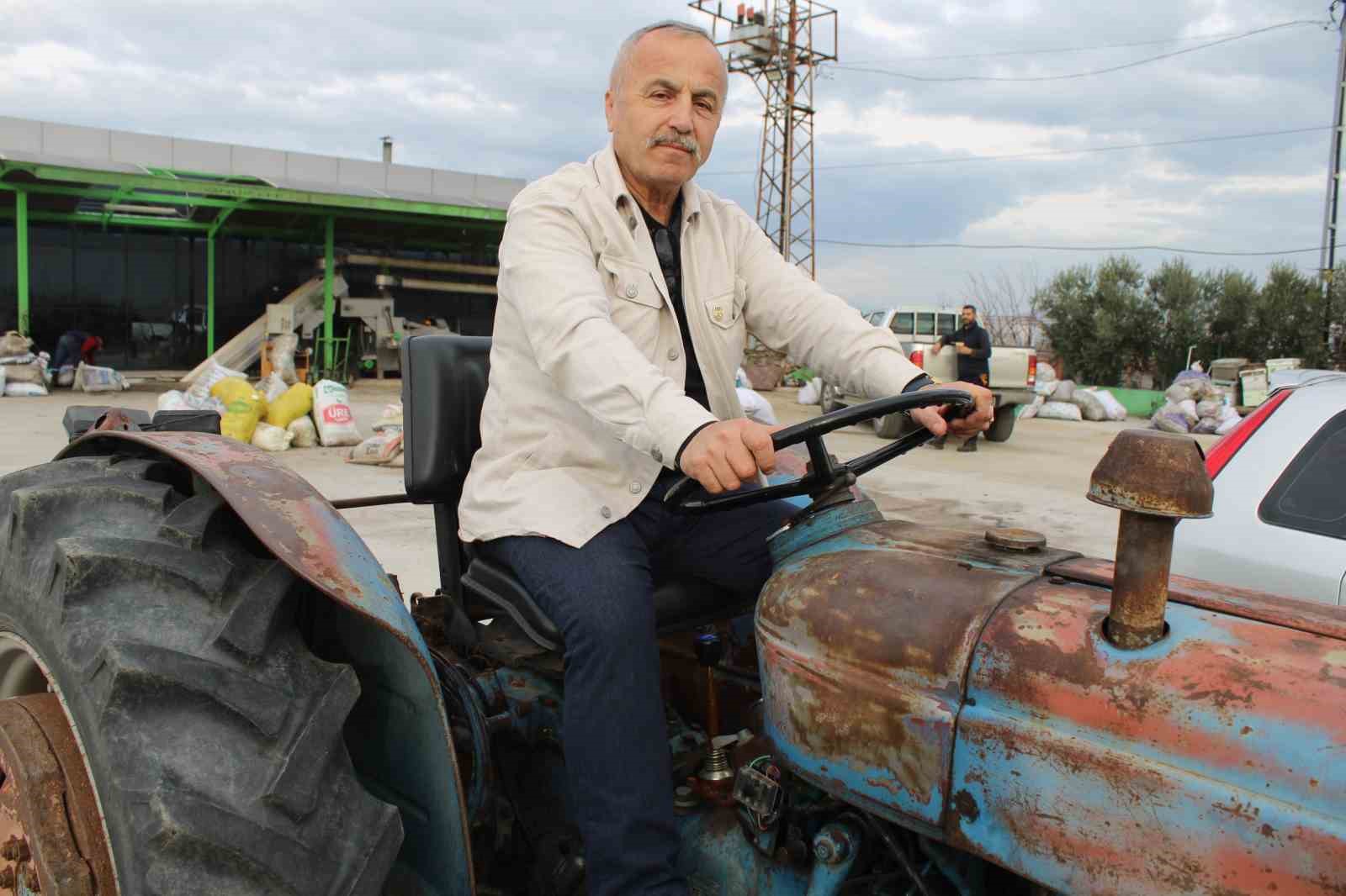 Aydınlı fabrikatör, parasızlıktan değil hatırasından dolayı 66 yıllık traktörü kullanıyor
