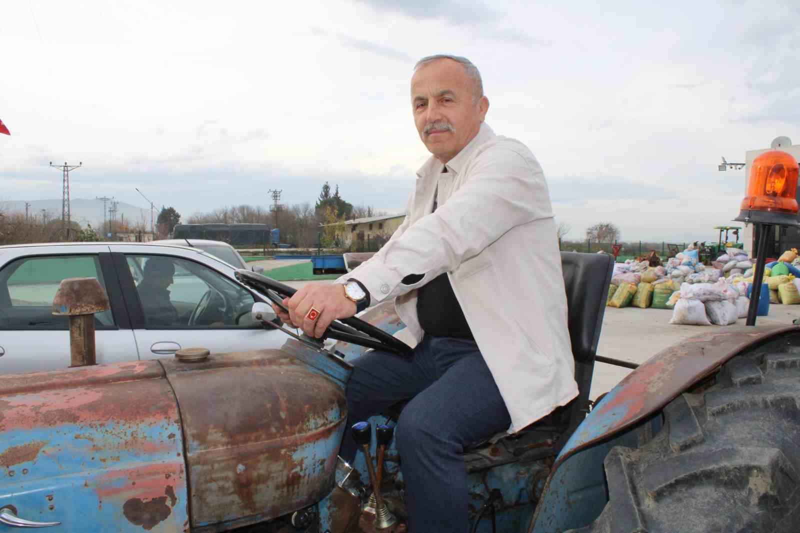 Aydınlı fabrikatör, parasızlıktan değil hatırasından dolayı 66 yıllık traktörü kullanıyor
