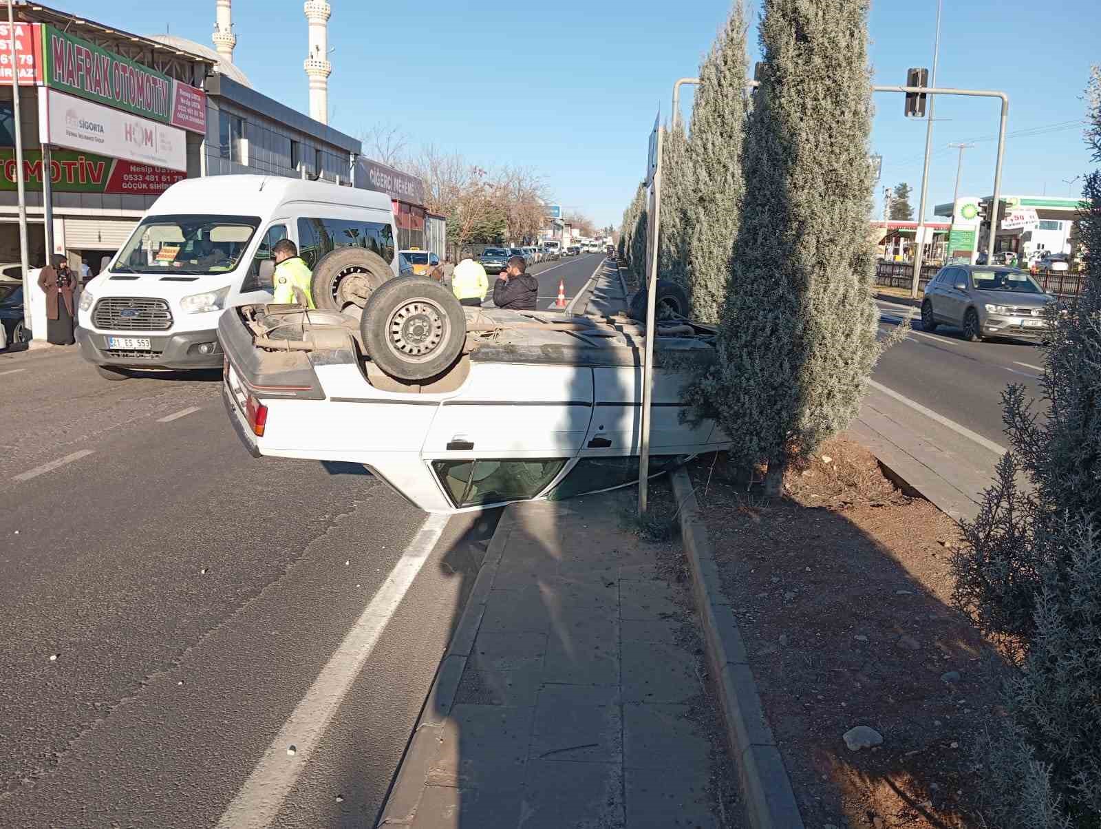 Refüje çarpıp ters dönerek duran otomobildeki 2 kişinin burnu bile kanamadı
