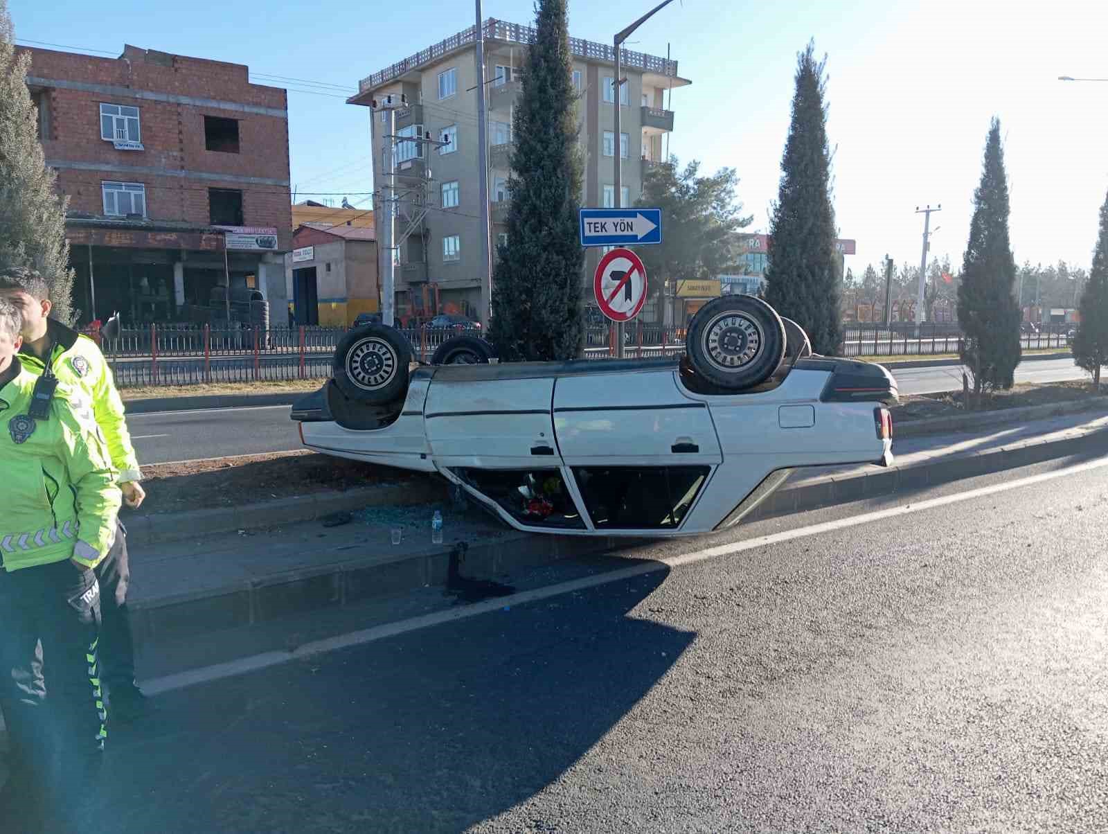 Refüje çarpıp ters dönerek duran otomobildeki 2 kişinin burnu bile kanamadı
