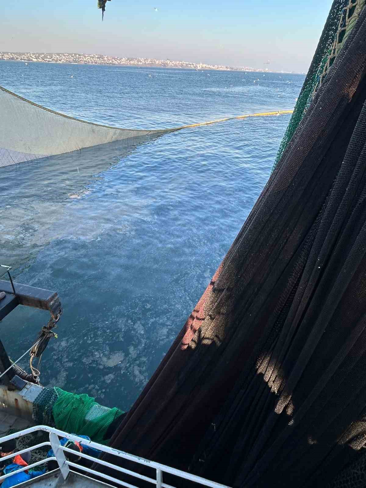 Marmara Denizi’nde ağlara balık yerine müsilaj takıldı
