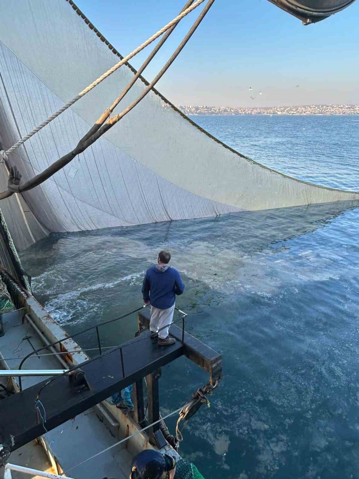 Marmara Denizi’nde ağlara balık yerine müsilaj takıldı
