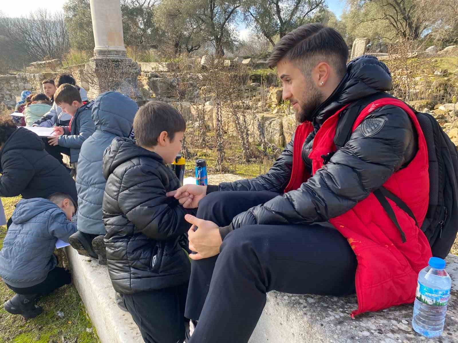 Çocuklar, Stratonikeia’da sanatla buluştu
