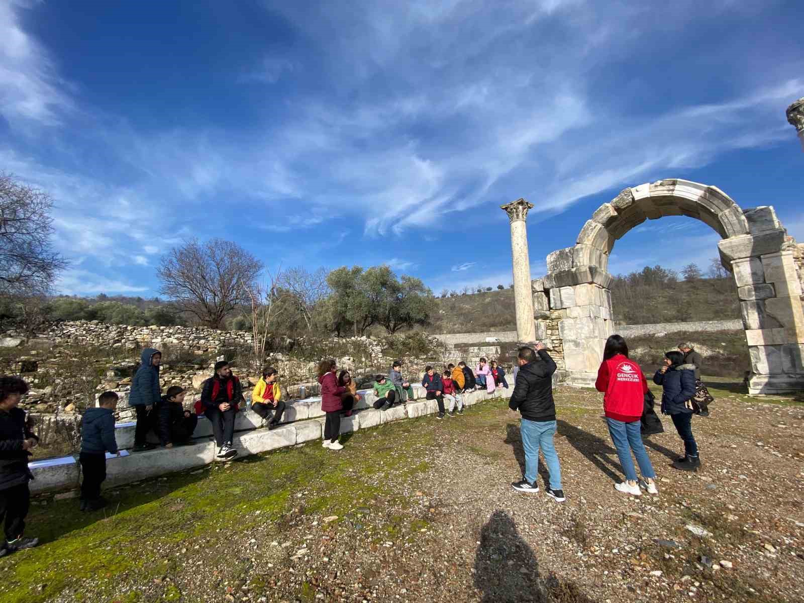 Çocuklar, Stratonikeia’da sanatla buluştu
