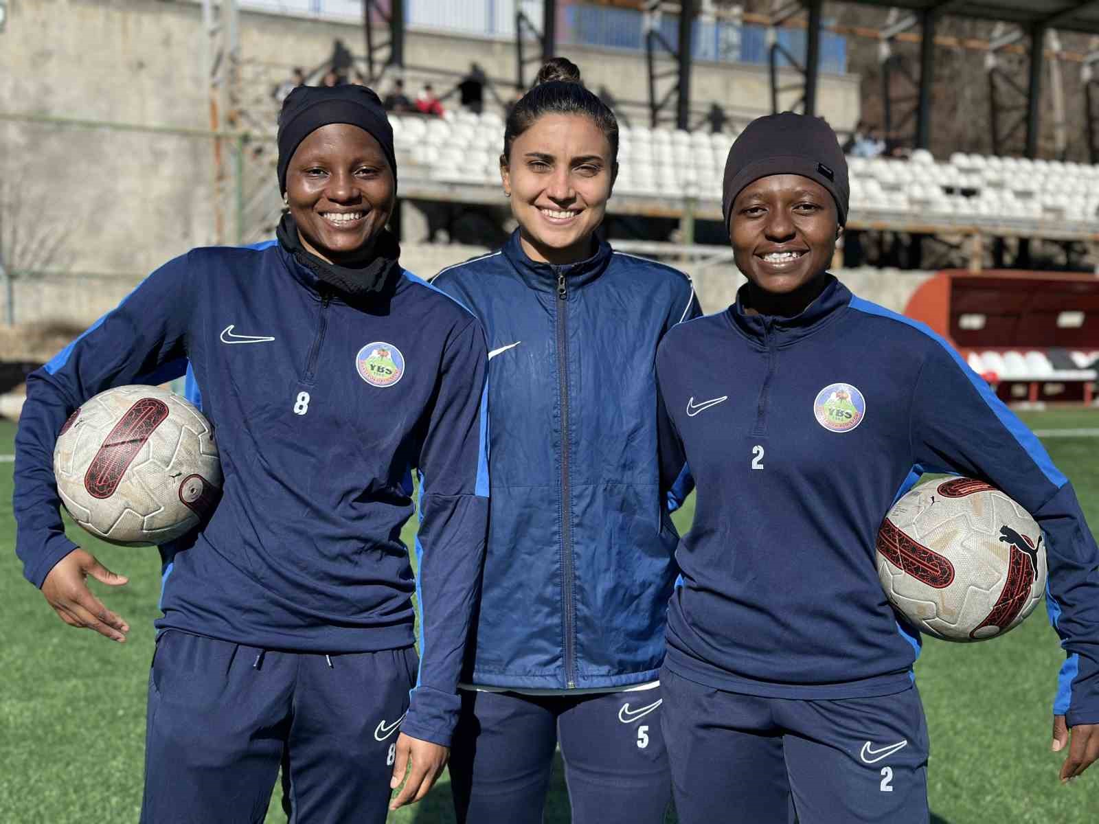 Afrikalı kadın sporcular Yüksekova’da mutlu
