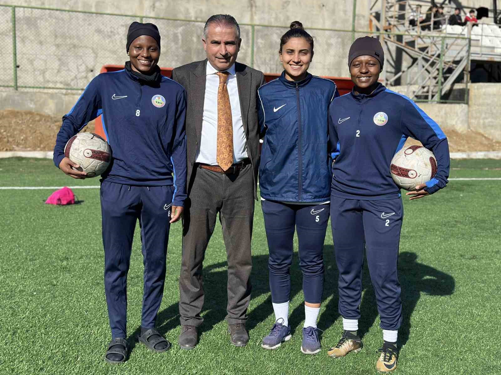 Afrikalı kadın sporcular Yüksekova’da mutlu
