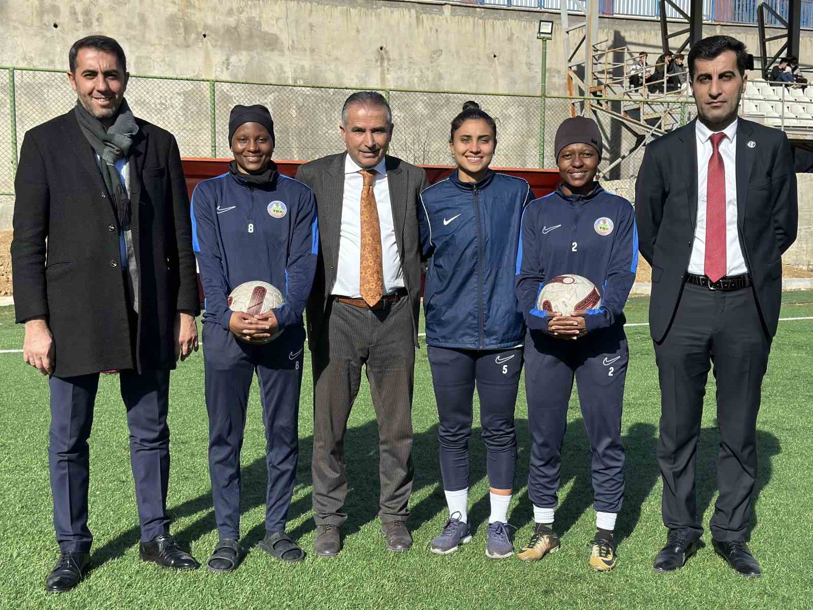 Afrikalı kadın sporcular Yüksekova’da mutlu
