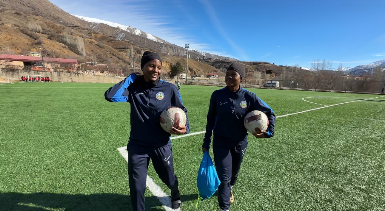 Afrikalı kadın sporcular Yüksekova’da mutlu
