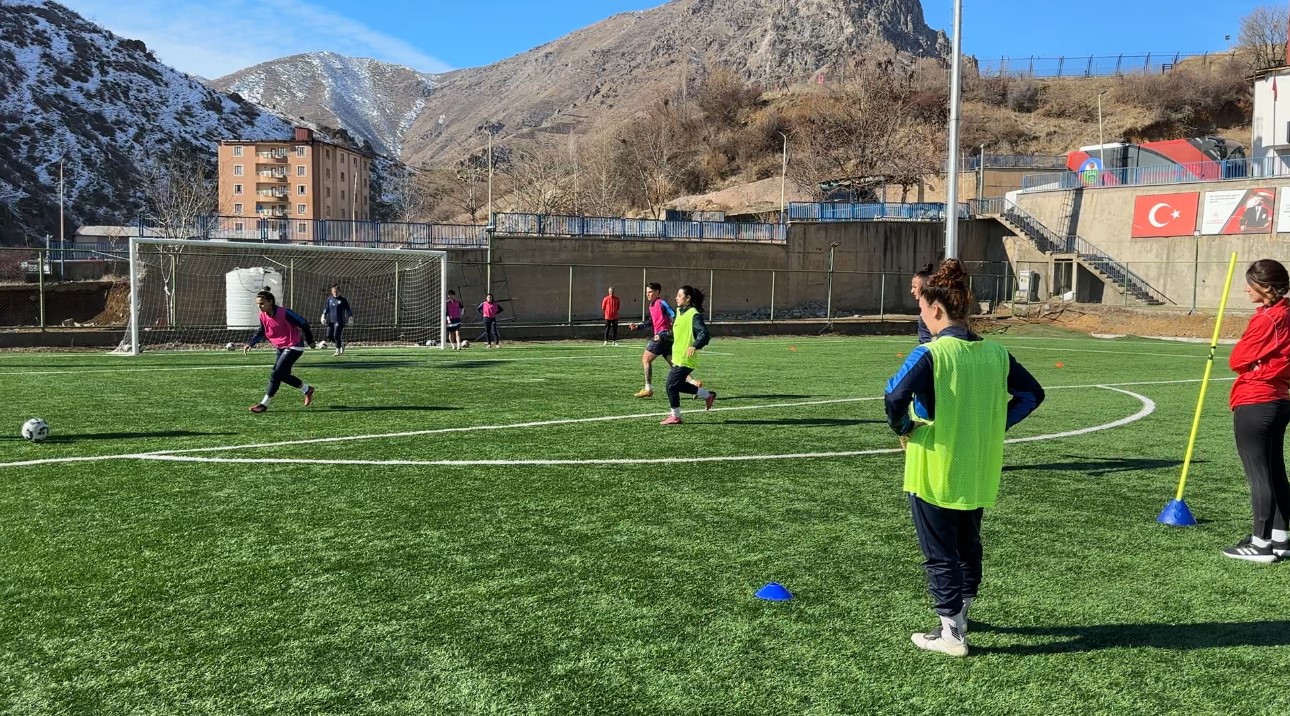 Afrikalı kadın sporcular Yüksekova’da mutlu
