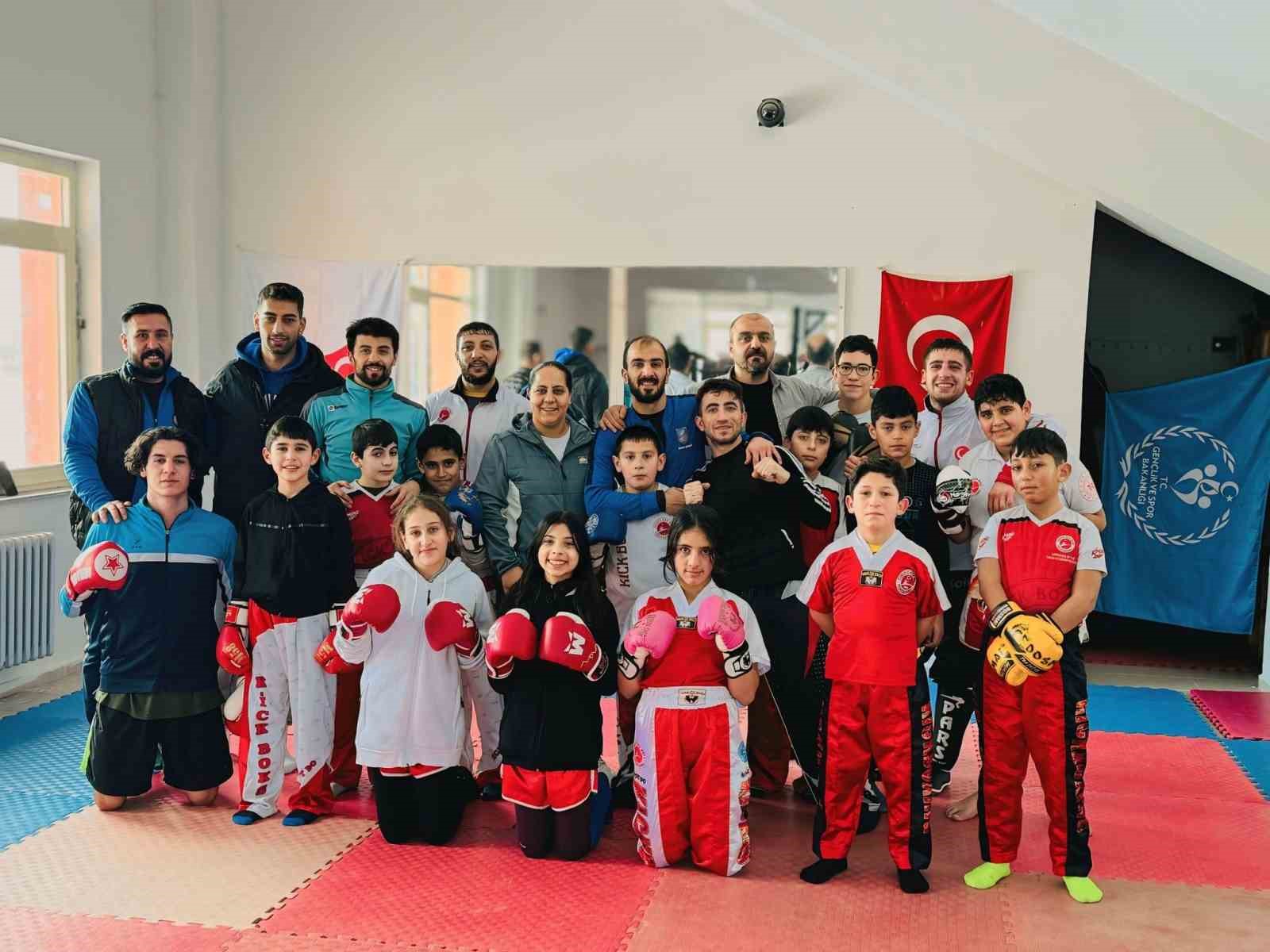 Kick Boks kervanı Antalya yollarında
