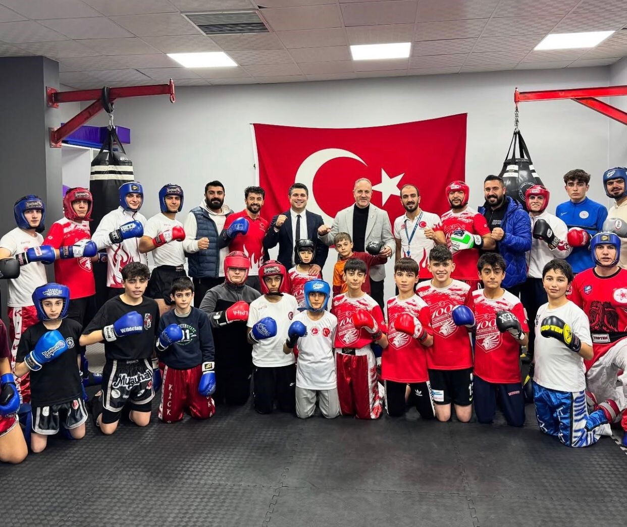 Kick Boks kervanı Antalya yollarında
