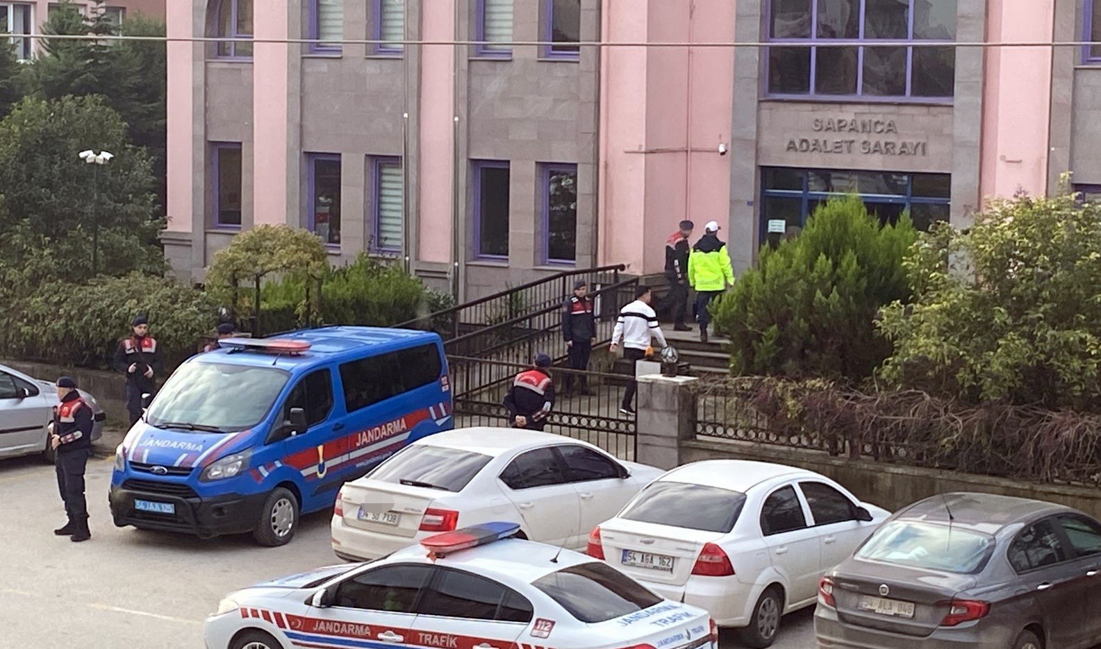 Tartıştığı kardeşini beylik tabancasıyla vuran emekli polis adliyede
