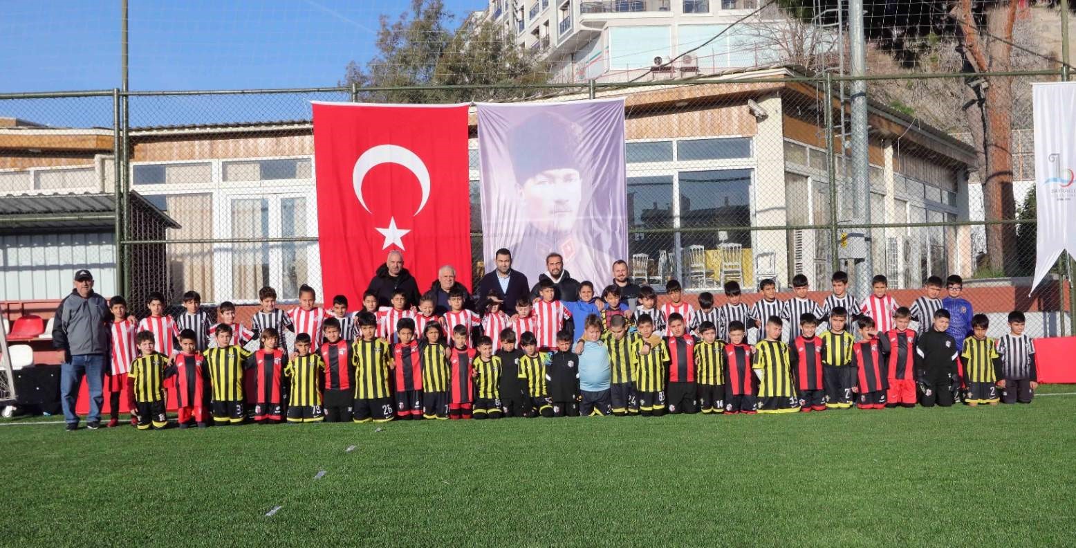 Bayraklı’da U-10 Cup Futbol Turnuvası başladı
