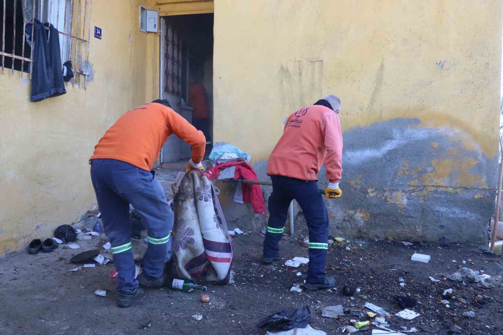 Nazilli’deki çöp evden 3 kamyon dolusu çöp çıktı
