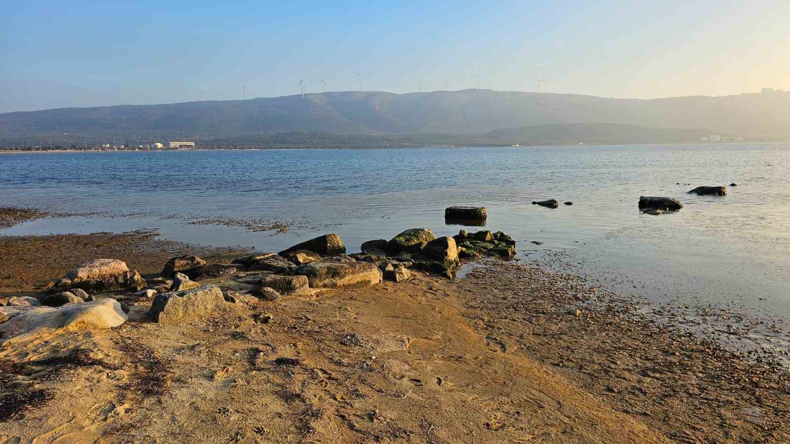 Erdek Körfezi’nde deniz çekildi, antik liman gün yüzüne çıktı
