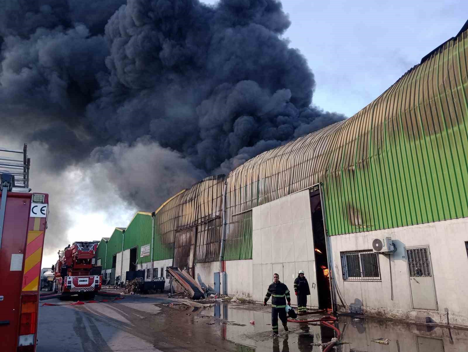 Adana’da geri dönüşüm fabrikasında yangın
