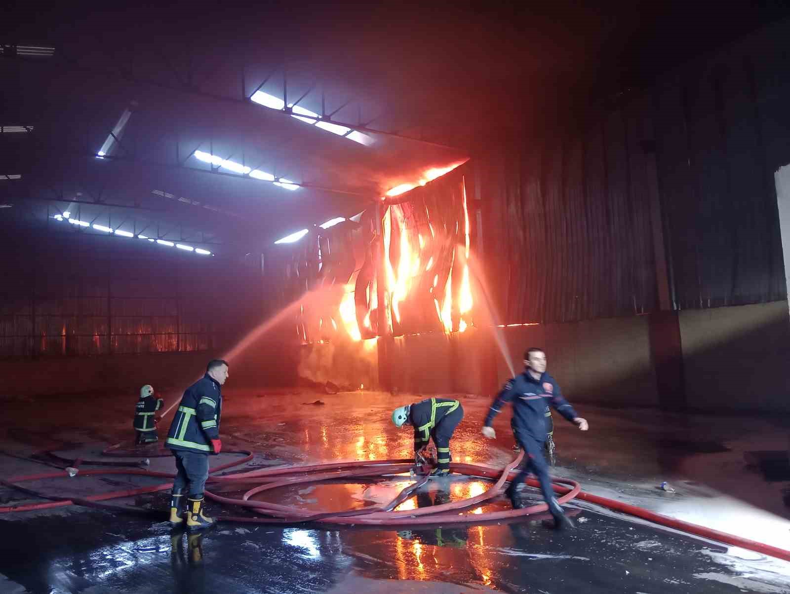 Adana’da geri dönüşüm fabrikasında yangın
