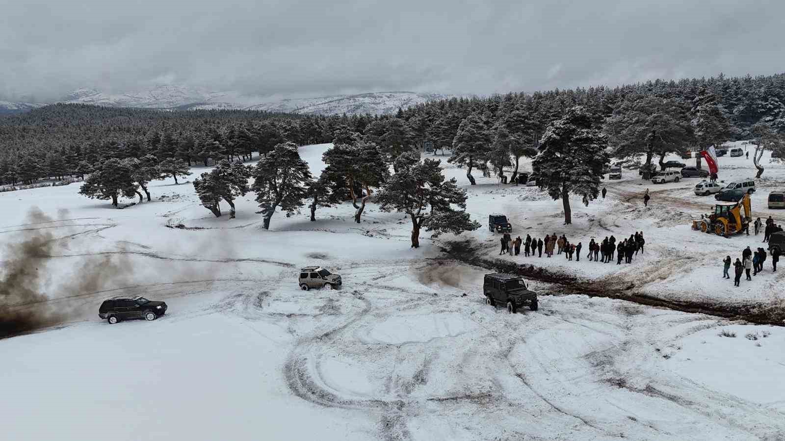 Bin 200 rakımlı yaylada kış festivali, renkli görüntülere sahne oldu
