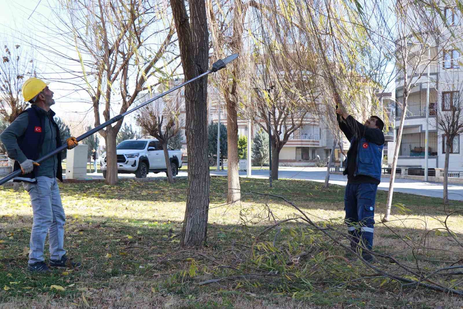 Park ve sokaklarda peyzaj çalışmaları devam ediyor
