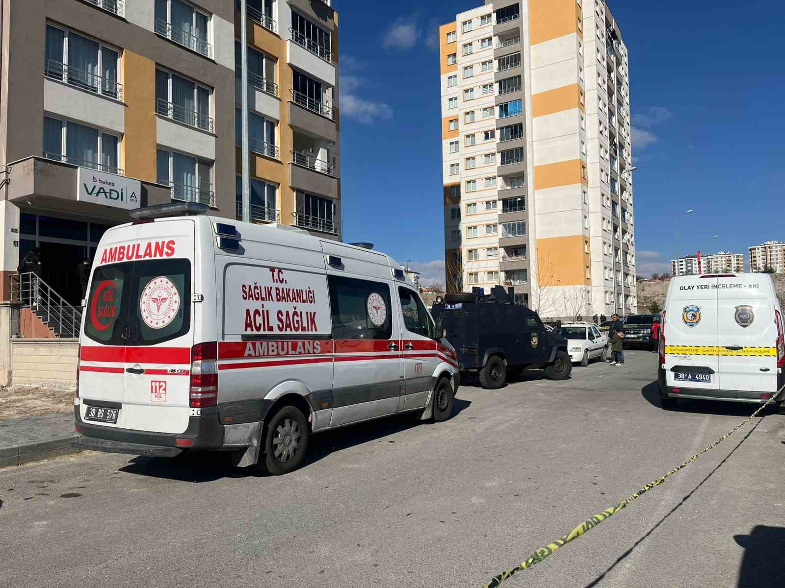 Tüfekle oğlunu vurdu, kendini eve kapattı
