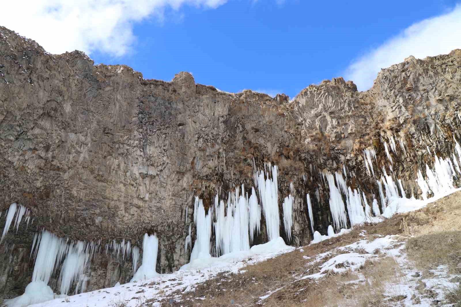 Diyadin’de 35 metrelik buz sarkıtları
