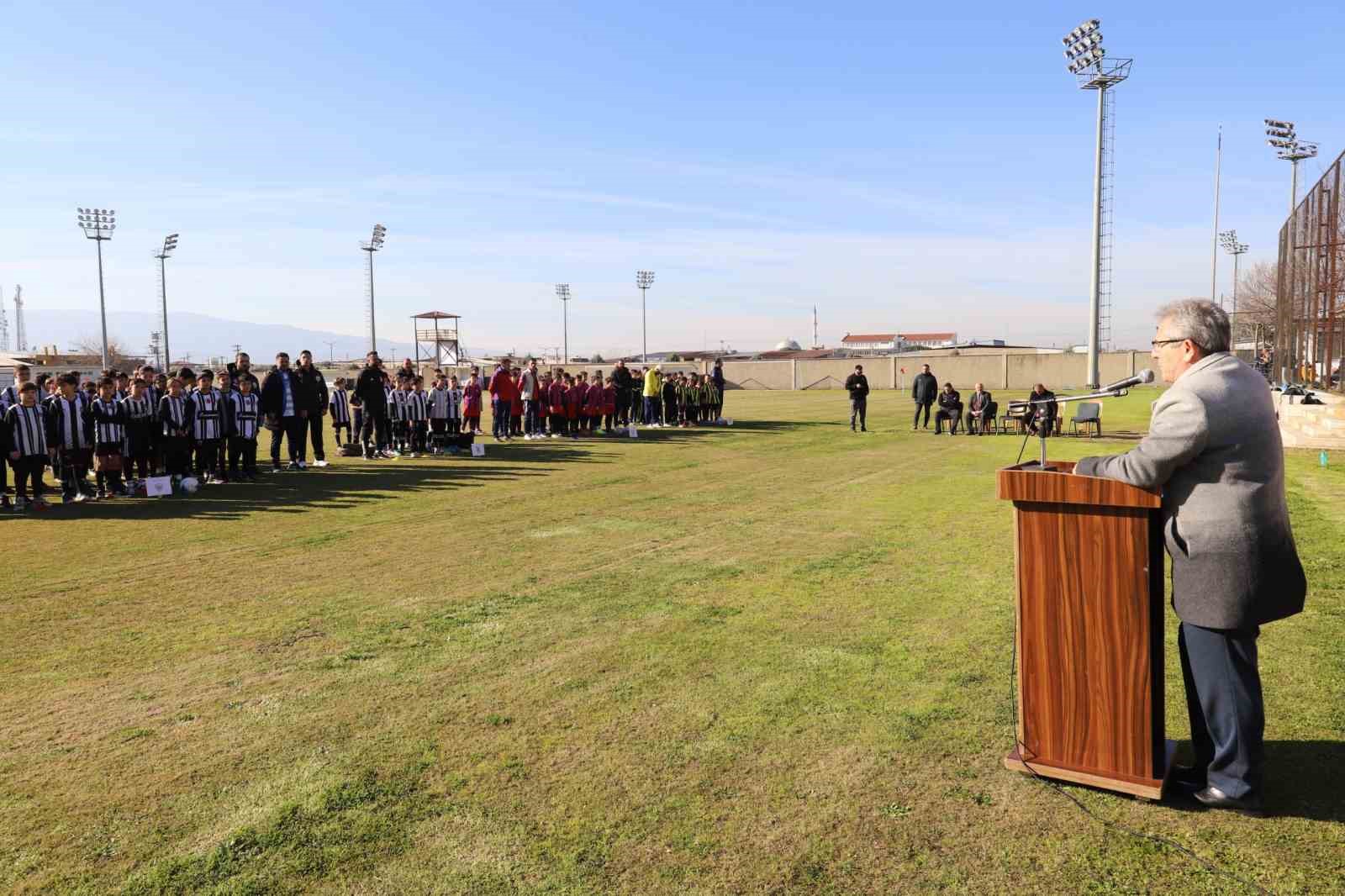 Başkan Tetik 2025 Sömestr Cup Futbol Şenliği’nde sporcularla buluştu
