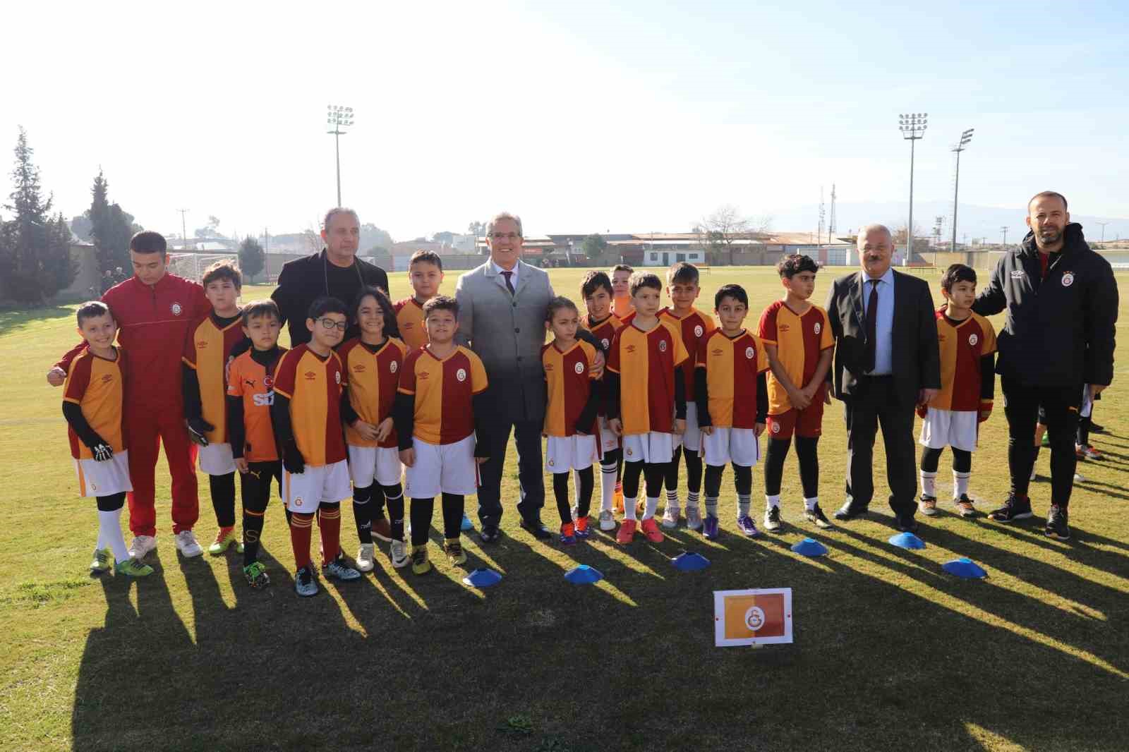 Başkan Tetik 2025 Sömestr Cup Futbol Şenliği’nde sporcularla buluştu
