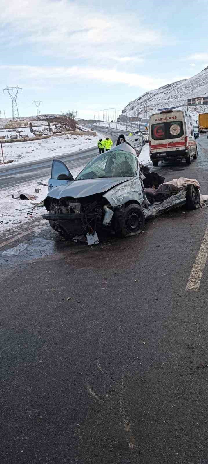 Tırla çarpışan otomobil kağıt gibi ezildi: 1 ölü, 2 yaralı
