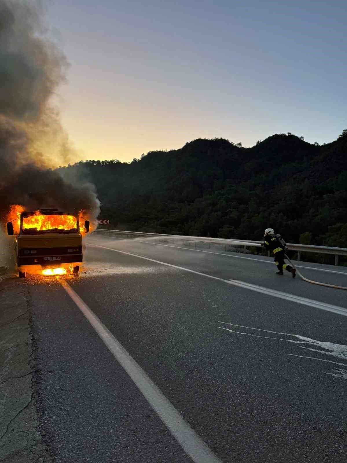 Yakıt dolu tanker alev aldı
