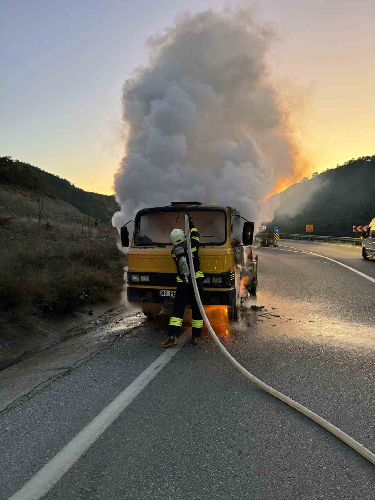 Yakıt dolu tanker alev aldı
