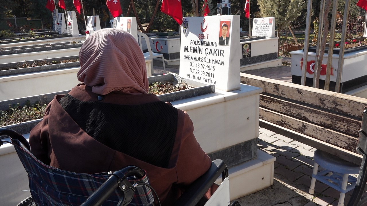 Malatya Şehitliği’nde kabirler rutin olarak temizleniyor
