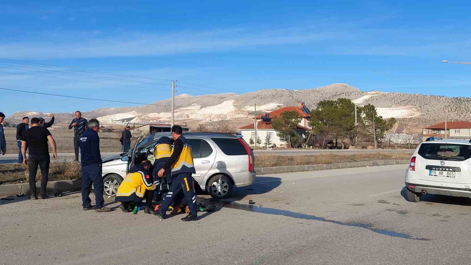 Burdur’da otomobil refüje çarptı: 1 yaralı
