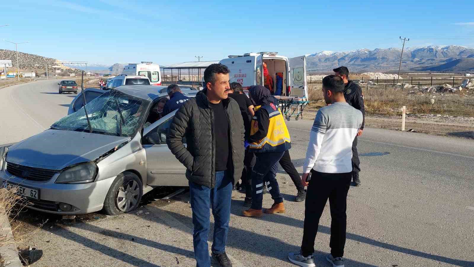 Burdur’da otomobil refüje çarptı: 1 yaralı
