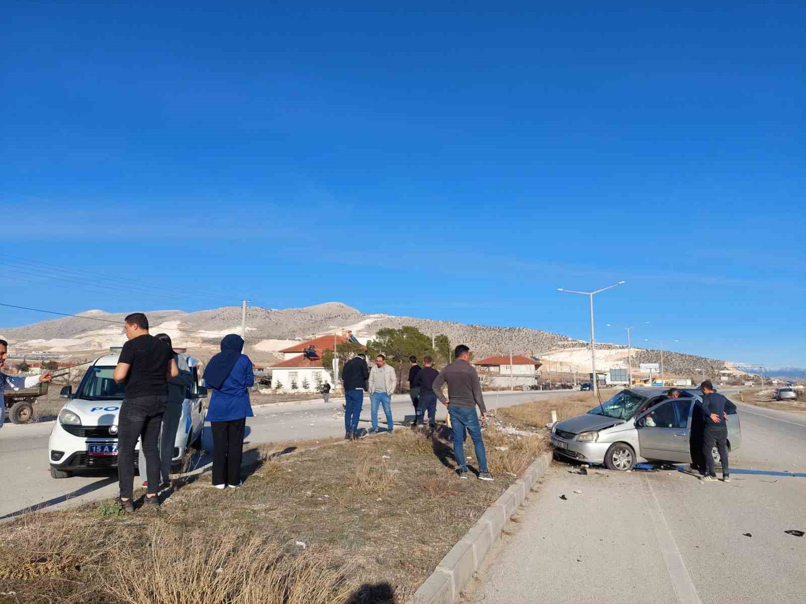 Burdur’da otomobil refüje çarptı: 1 yaralı
