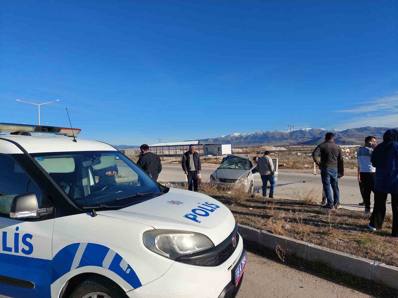 Burdur’da otomobil refüje çarptı: 1 yaralı
