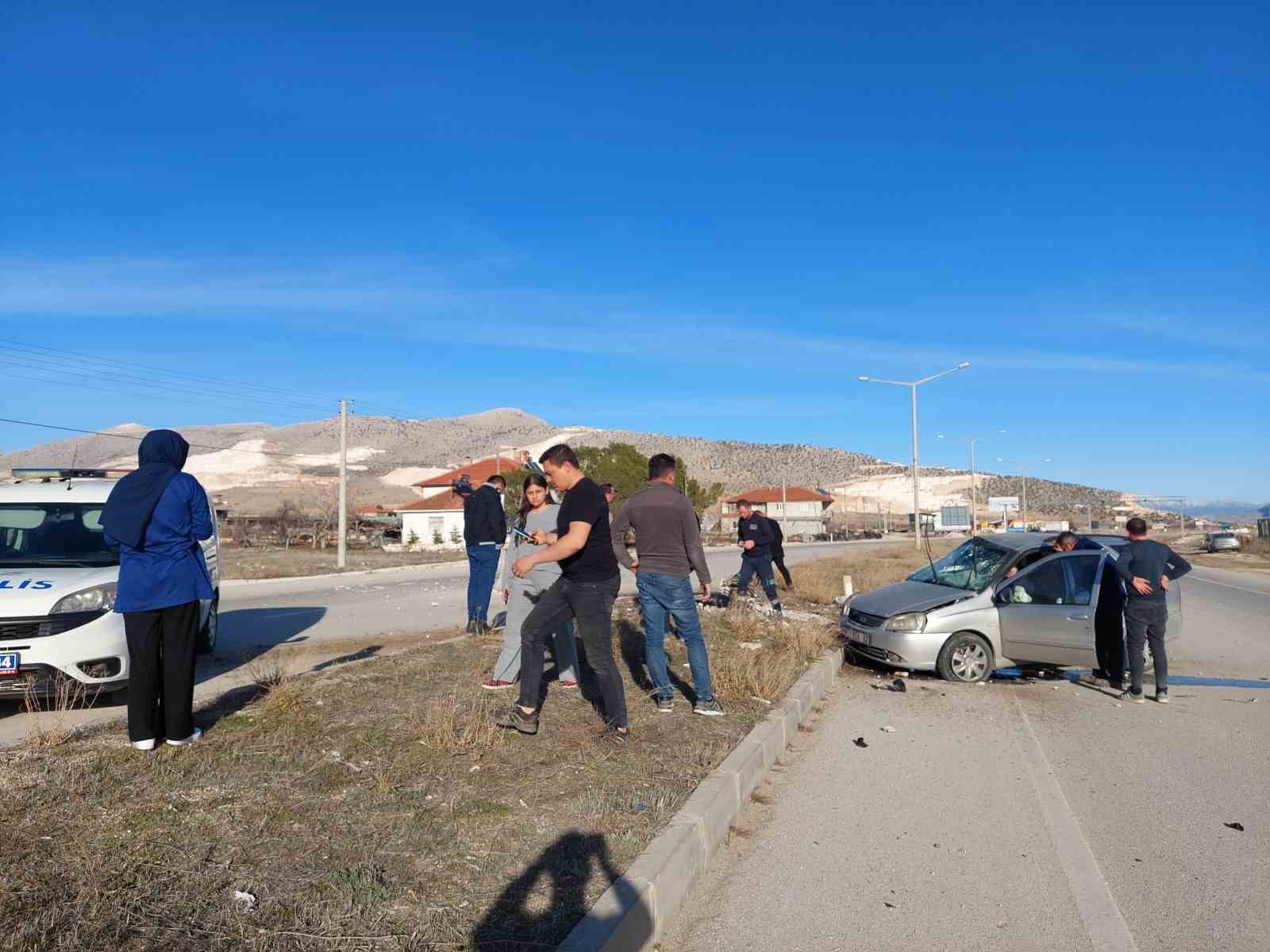 Burdur’da otomobil refüje çarptı: 1 yaralı
