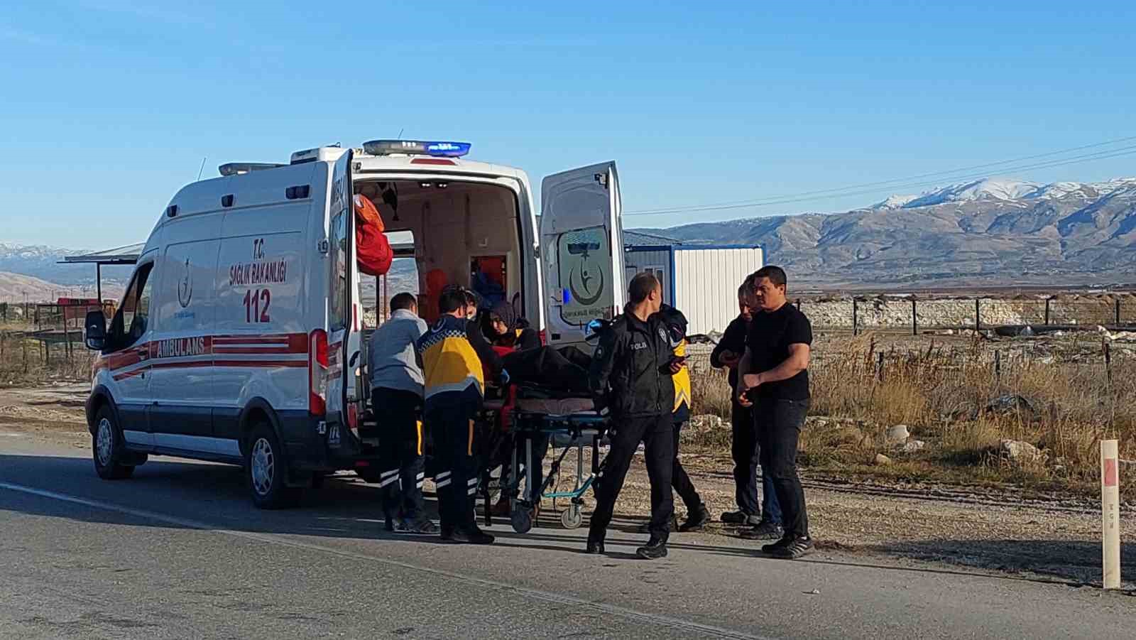 Burdur’da otomobil refüje çarptı: 1 yaralı
