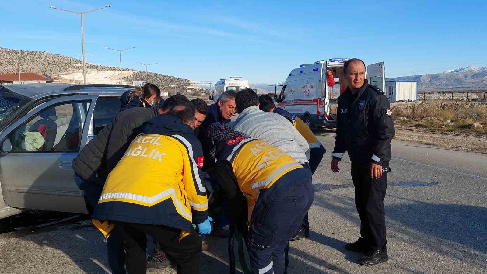 Burdur’da otomobil refüje çarptı: 1 yaralı
