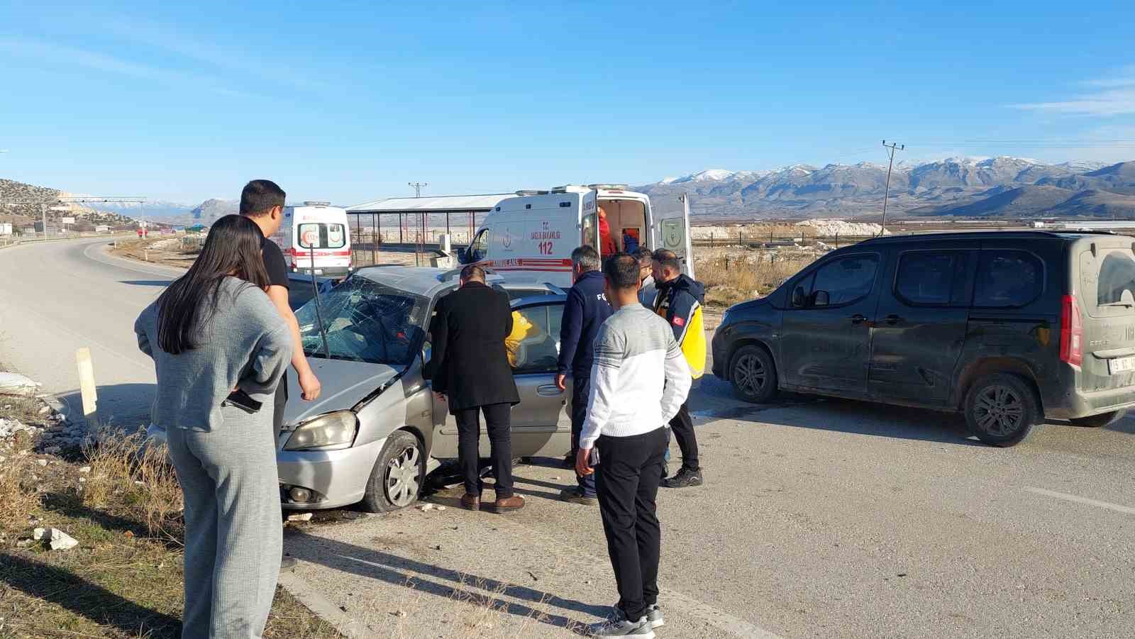 Burdur’da otomobil refüje çarptı: 1 yaralı
